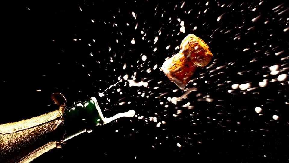 Физики рассчитали скорость вылета пробки из бутылки шампанского