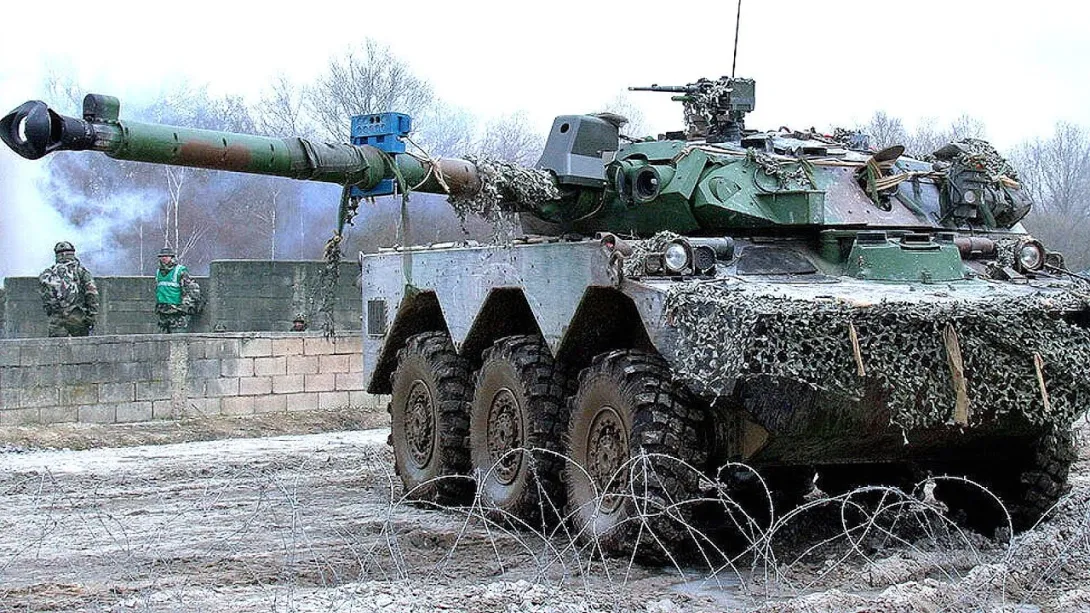 Telegraph: Макрон нарушил военное табу, заявив об отправке Киеву БМП AMX-10 RC