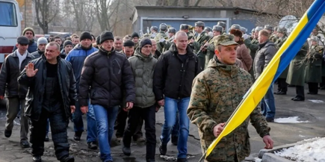 Сбежавших за границу граждан Украины обяжут становиться на военный учет в украинских консульствах