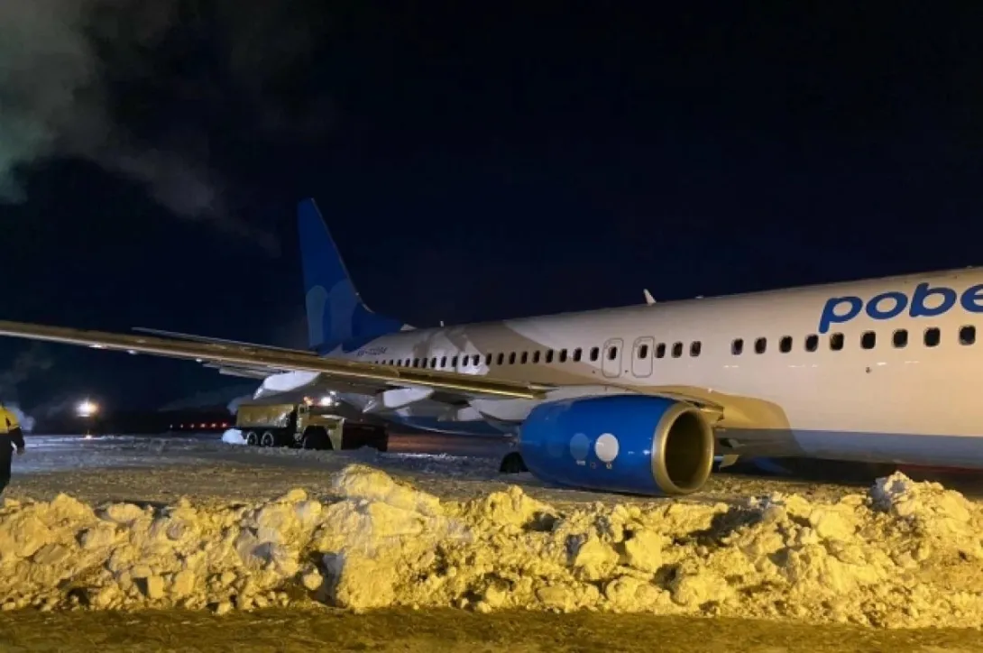 Без еды и отдыха: пассажиры застряли в аэропорту после того, как самолёт врезался в сугроб