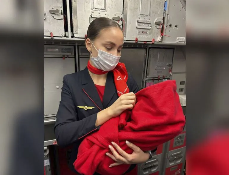 На борту самолета «Уральских авиалиний» родился ребенок
