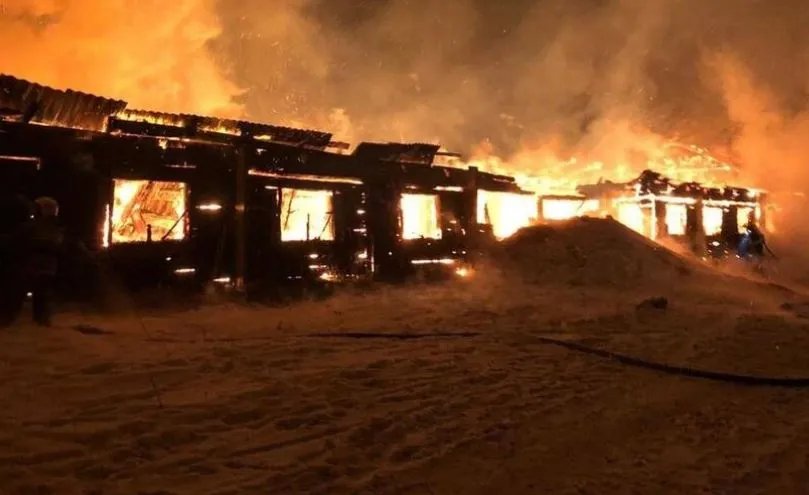 Спасатели тушат крупный пожар на рынке в Самарской области 