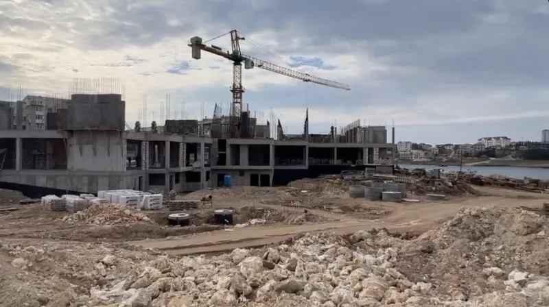 На берегу Казачьей бухты Севастополя кипит строительство