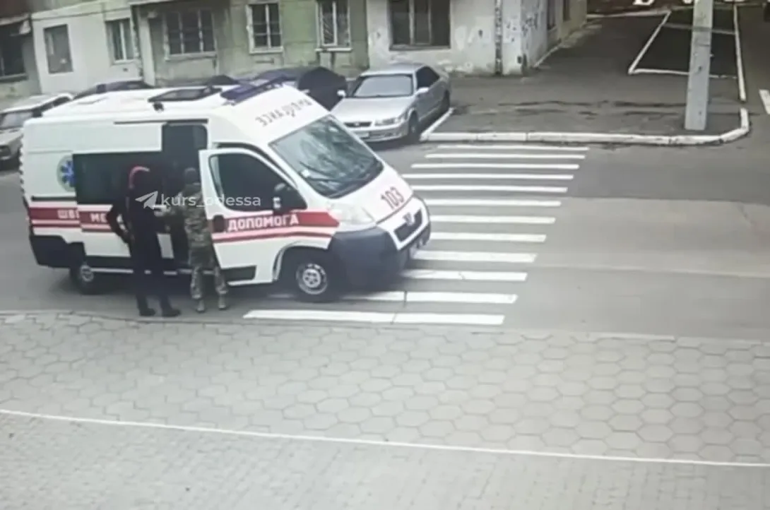 В Одессе военкоматы начали использовать машины скорой помощи для облав на призывников