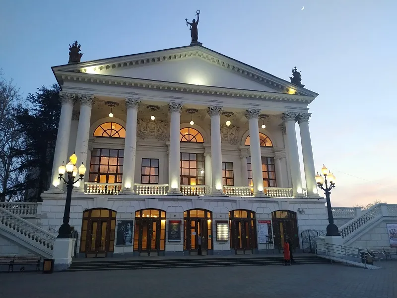 В Севастополе выбрали реконструкцию театра им. Луначарского без лифта и пробоя дверей 