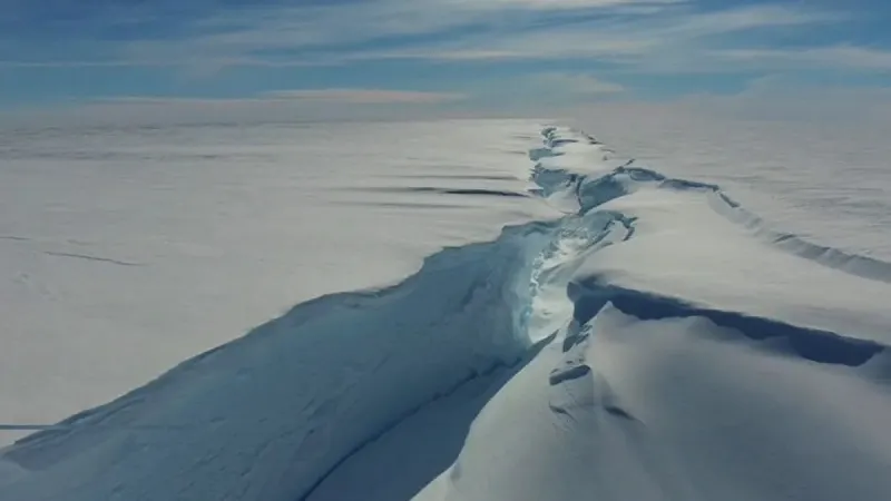 Гигантский айсберг размером с Лондон откололся от ледяного шельфа в Антарктиде