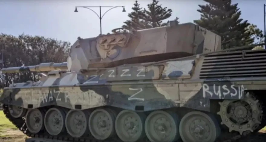 Пророссийские надписи на танке назвали предупреждением властям Австралии 