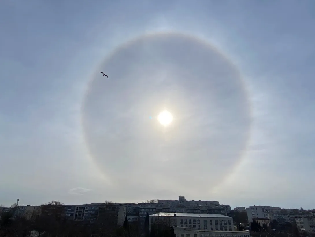 В Севастополе фотограф сняла круговую радугу над городом 