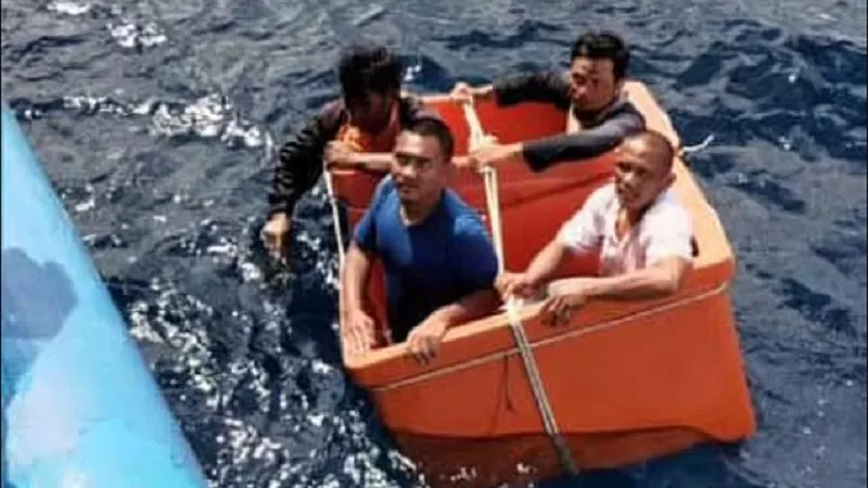 Посреди моря нашли четверых мужчин, дрейфующих в ящиках 