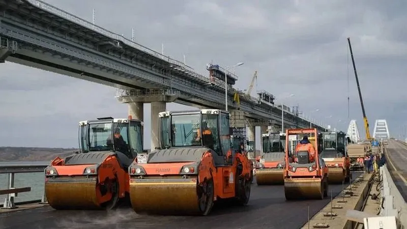 Первый слой асфальта появился на новеньких пролётах Крымского моста