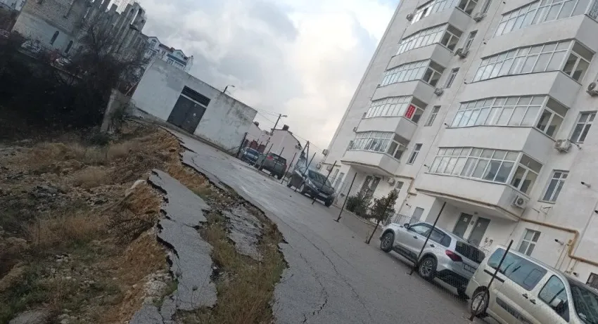 Обрыв постепенно приближается к многоэтажному дому в Севастополе