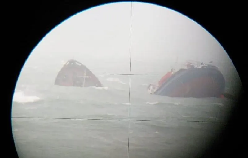 Опубликованы кадры тонущего в Чёрном море судна