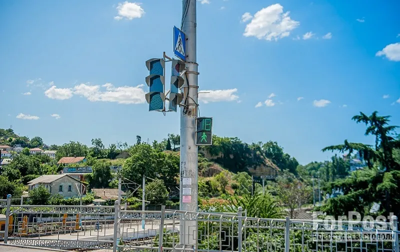 Почему в Крыму не штрафуют за проезд на жёлтый сигнал светофора