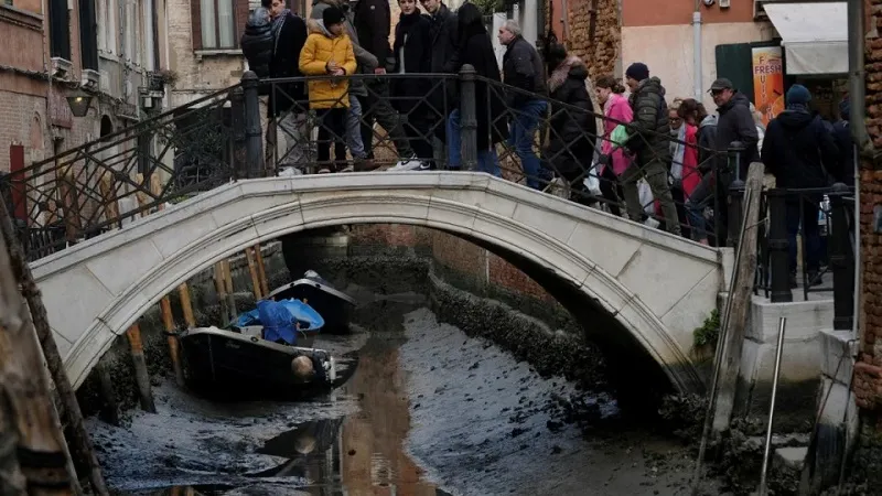 Знаменитые каналы Венеции превратились в небольшие лужицы