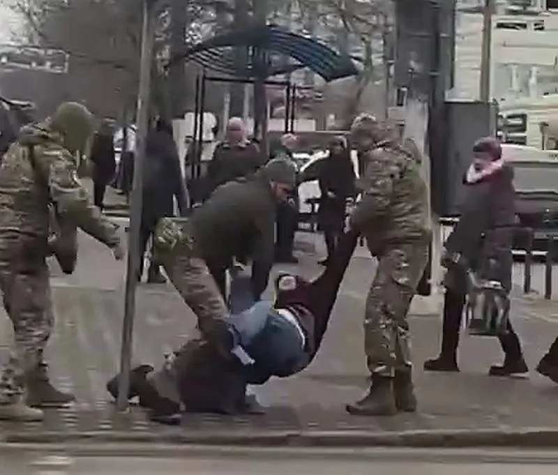 Минобороны Украины отправит на передовую сотрудников военкоматов