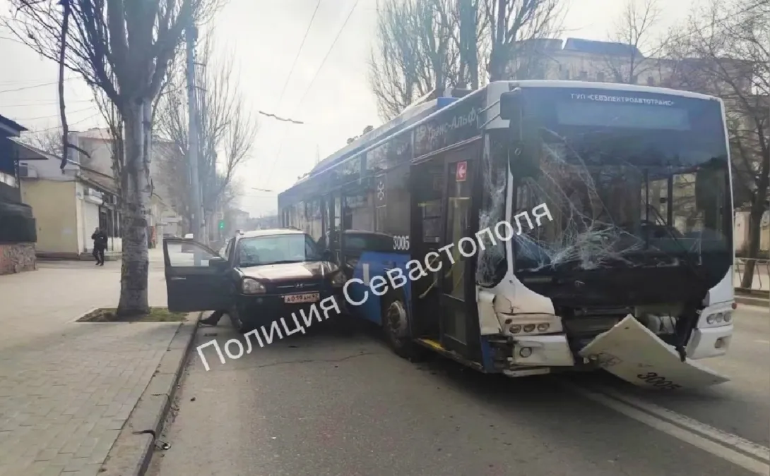 В Севастополе троллейбус протаранил невнимательный кроссовер
