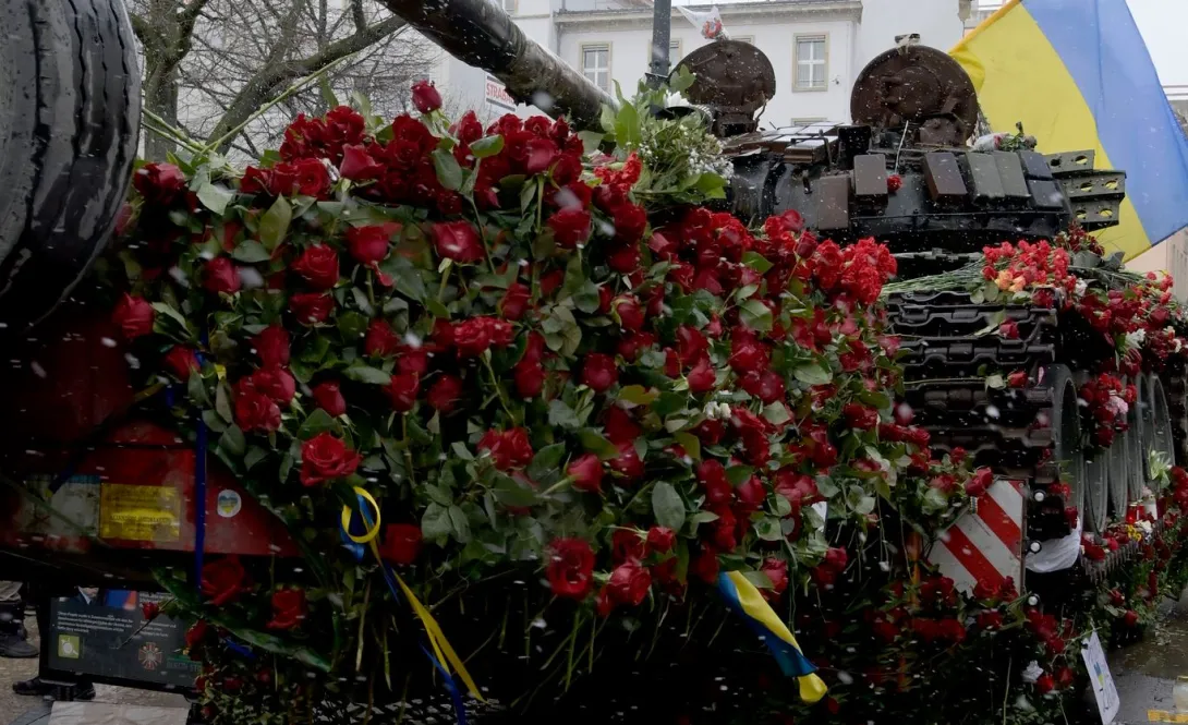 Жители Берлина принесли цветы к установленному у посольства России подбитому танку