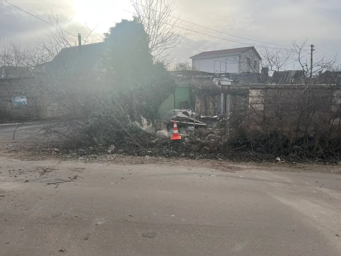 В Севастополе на Каменной улице водитель врезался в бетон