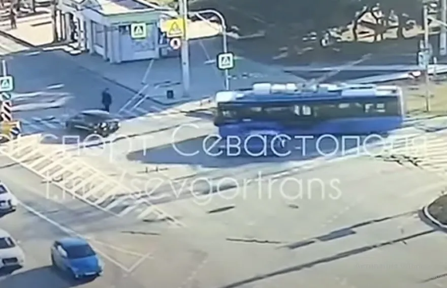 Сбивший на зебре пожилого севастопольца водитель троллейбуса не даёт пояснений