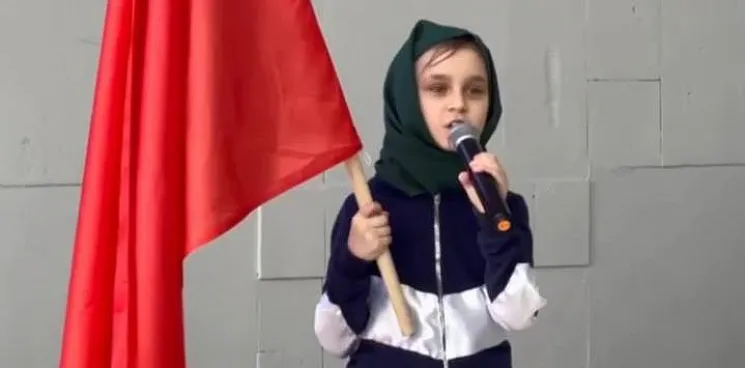 Девочка в костюме бабушки с флагом вызвала неоднозначную реакцию