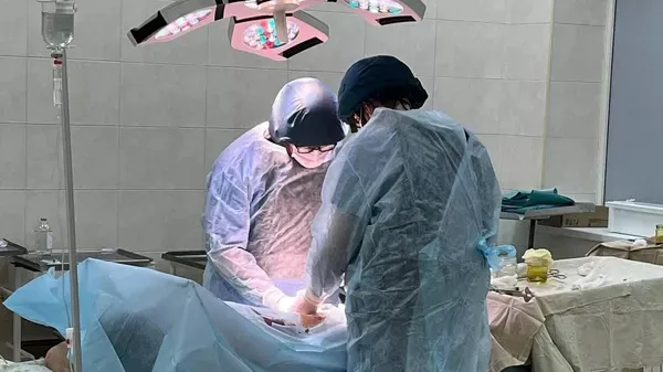 Донецкие врачи в бронежилетах и касках извлекли взрыватель мины из тела пациента