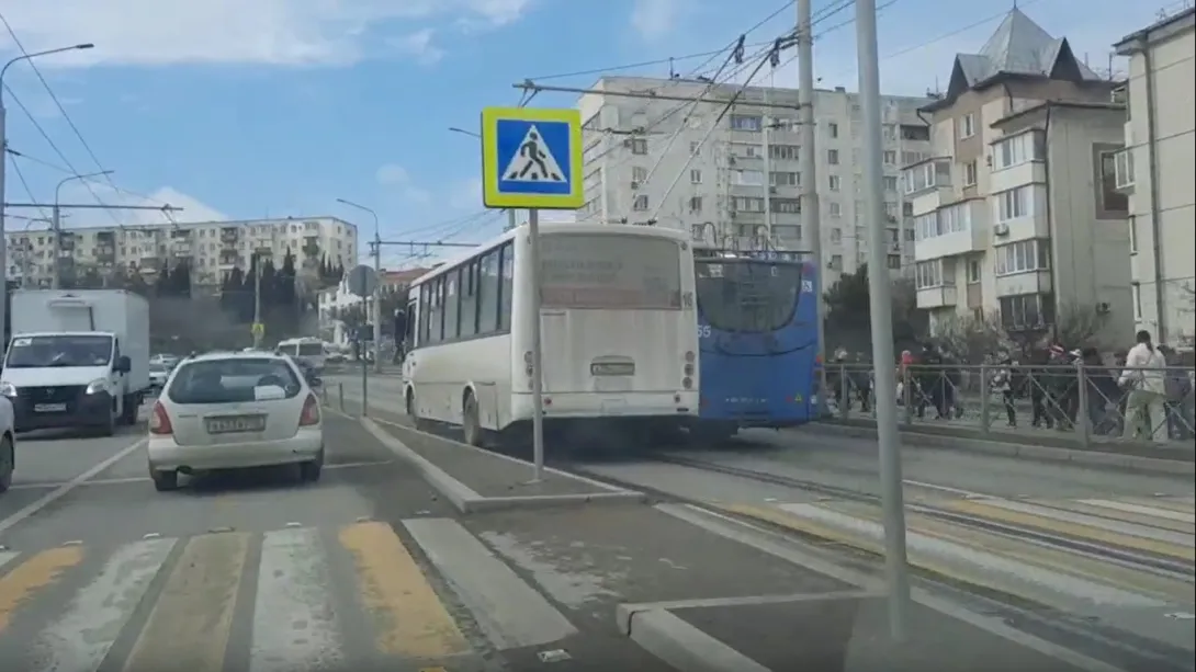 В Севастополе собралась пробка из-за автобуса с троллейбусом 