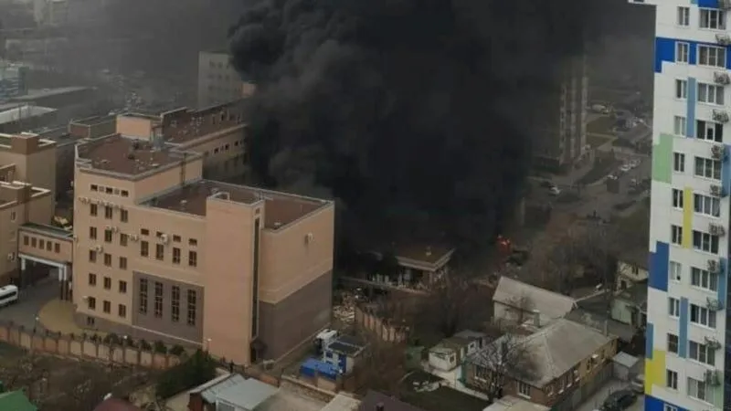 Взрыв, за ним пожар: в Ростове горит здание погранслужбы ФСБ