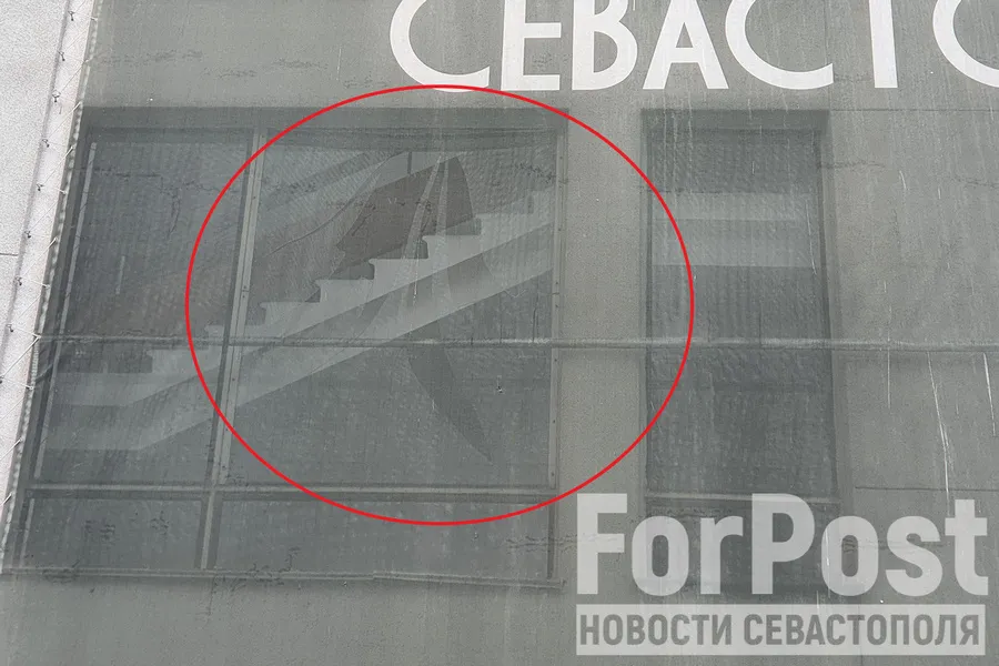 Как сейчас выглядит здание правительства Севастополя с выбитыми от взрыва стеклами