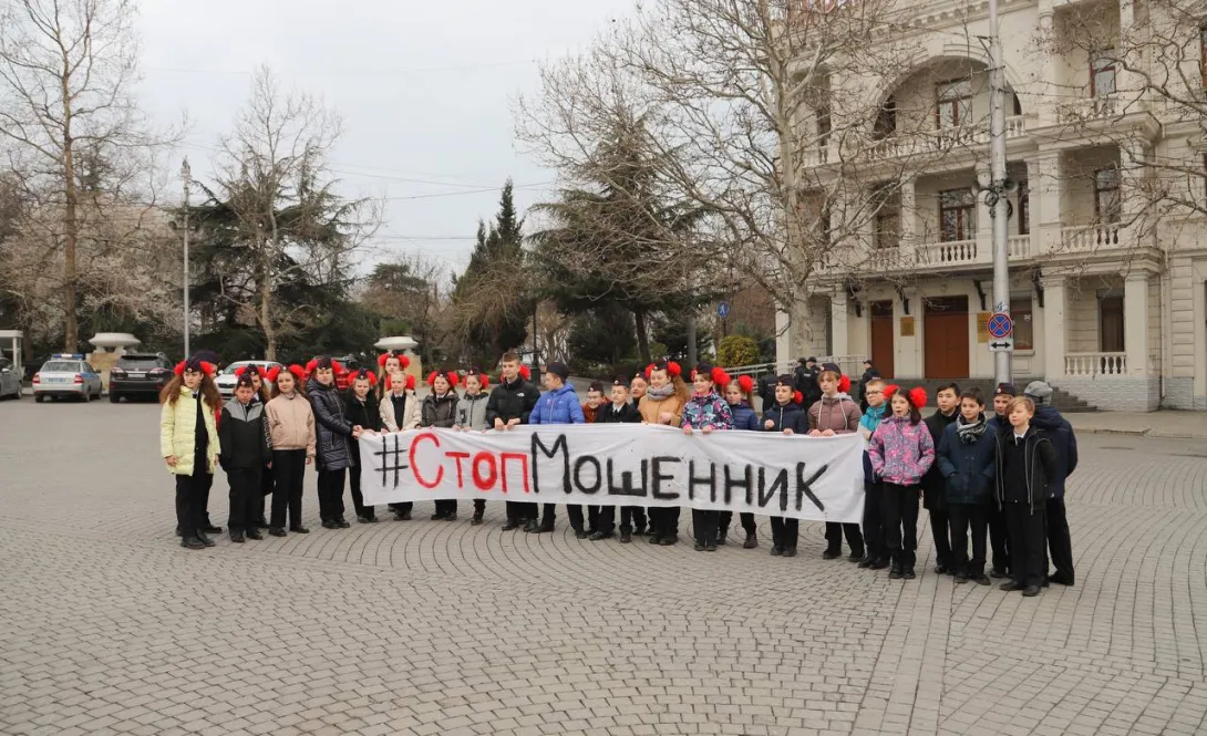 Севастопольцев на площади Нахимова встречали плакаты и полиция