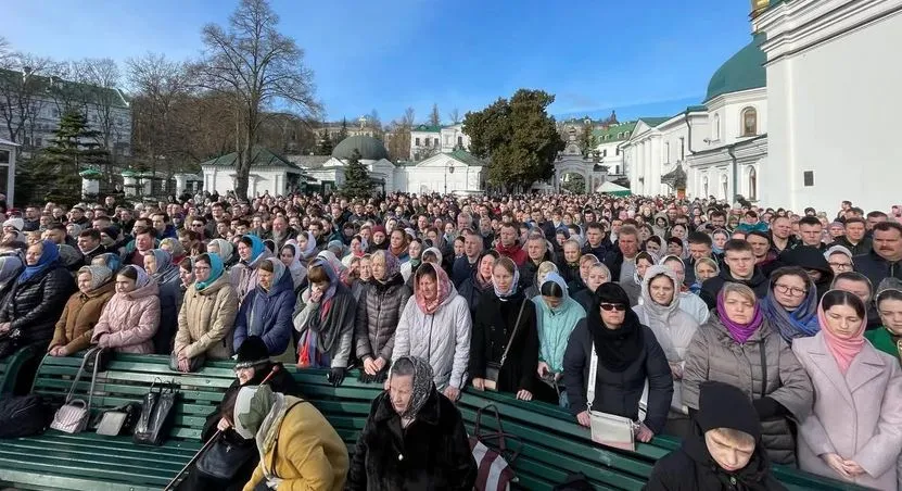 Несколько тысяч верующих пришли в Киево-Печерскую лавру на молитву в воскресенье