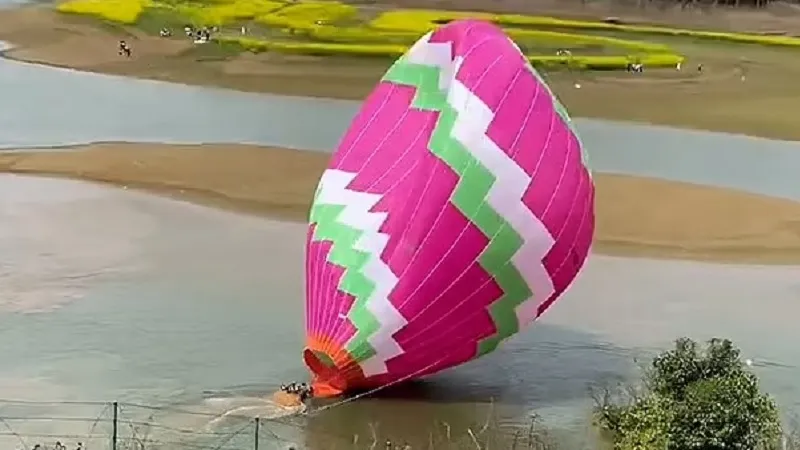 Воздушный шар с туристами упал в озеро и начал тонуть 