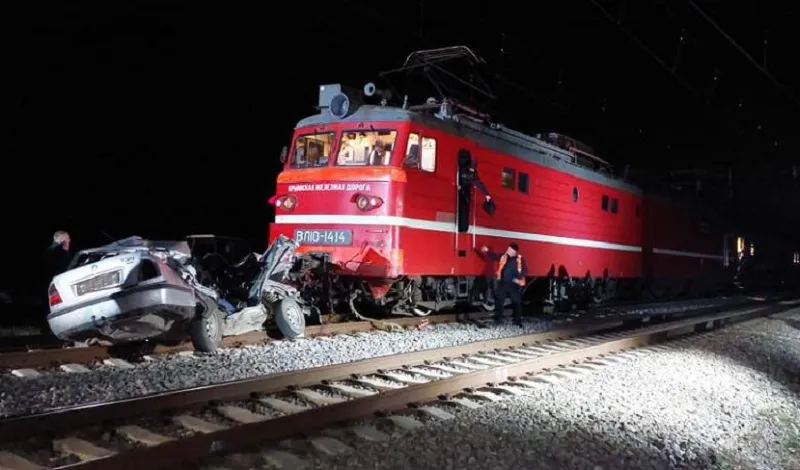Пытался проскочить на «красный»: что известно о ночном ДТП с поездом и авто в Крыму
