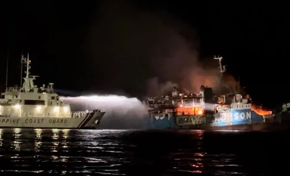 При пожаре на переполненном судне погибли десятки человек