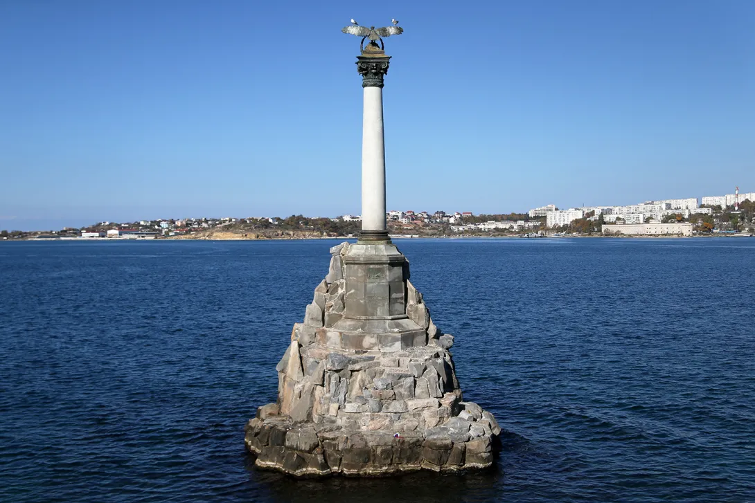 На Украине решили переименовать Севастополь и снести памятник затопленным кораблям