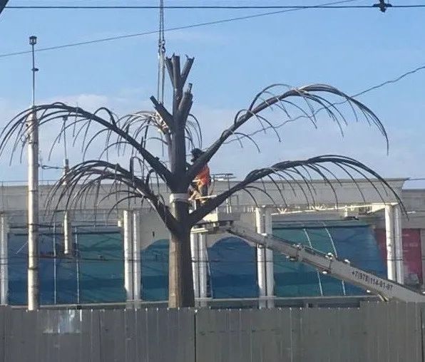 Замгубернатора Севастополя объяснил ситуацию с пластиковым деревом на пл. Восставших 