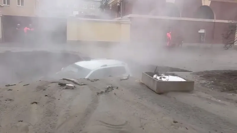 «Детей бери!» Машину с людьми засосало в яму с кипятком после прорыва теплотрассы 