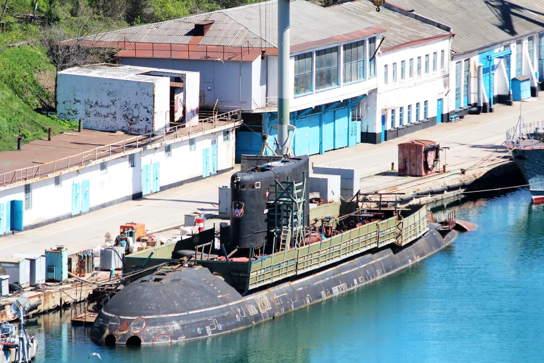 Подводная лодка «Алроса» выполнила торпедные стрельбы в Черном море
