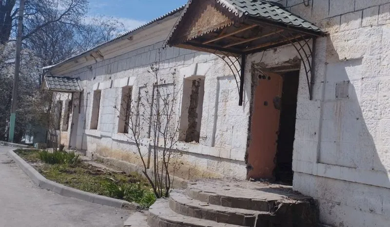 Столетний сельский клуб в Крыму сровняют с землёй ради автомобилистов