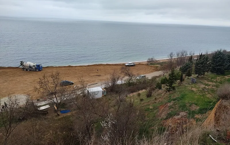 Неназванные частники льют бетон на пляжном побережье Севастополя 