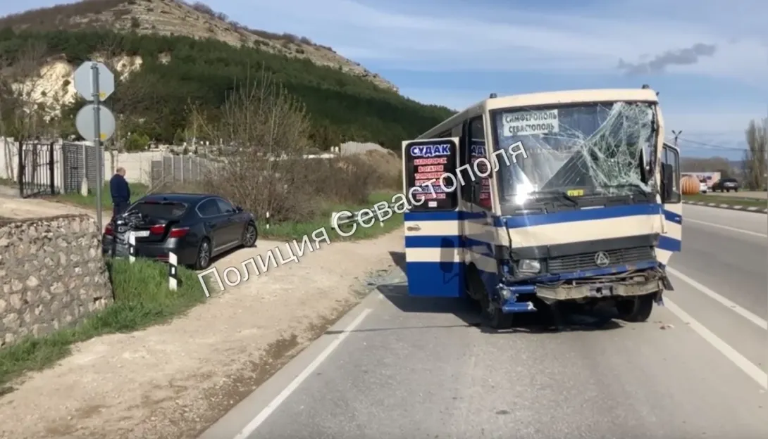 В Севастополе автобус сбил две легковые машины