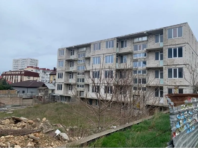 В Севастополе на ул. Героев Бреста снесут два незаконных дома 