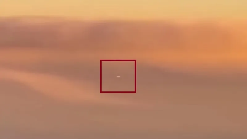 Пассажир самолёта снял на видео НЛО в форме драже «Тик Так»