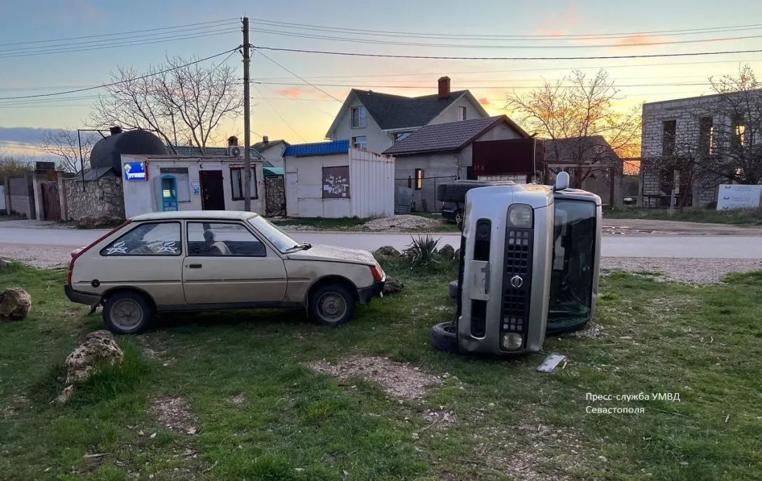 Севастопольская автоледи перевернула машину на обочине 
