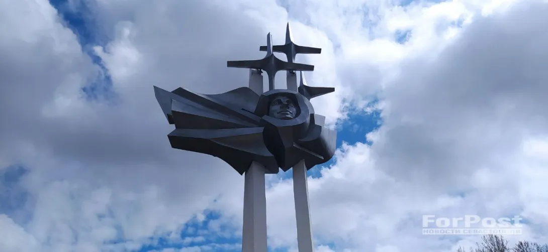 В Севастополе открыли сквер с космическим кораблем и луноходом 