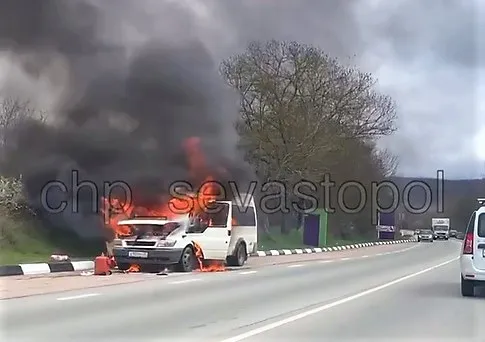 В Севастополе загорелся микроавтобус