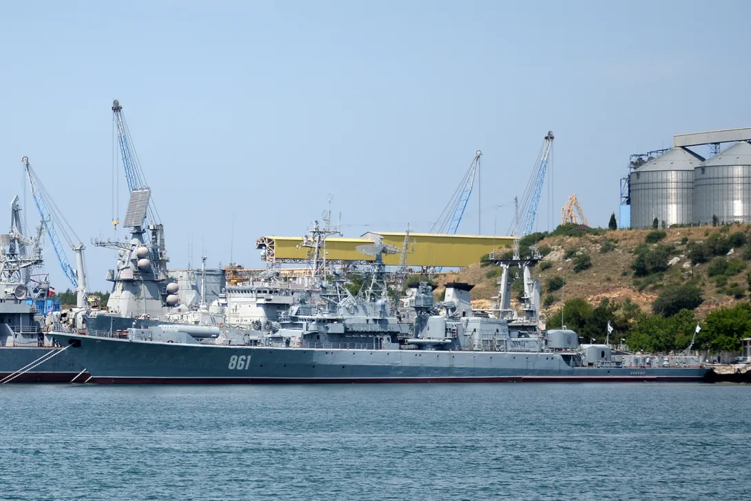 Сторожевой корабль «Ладный» в Черном море отработал применение РЭБ 