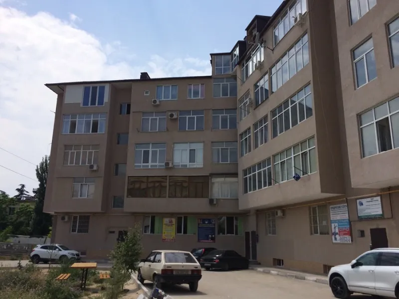 В Севастополе пайщики десять лет живут в административно-производственном здании