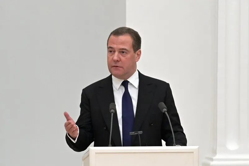 Медведев пригрозил Британии «пучиной морской»