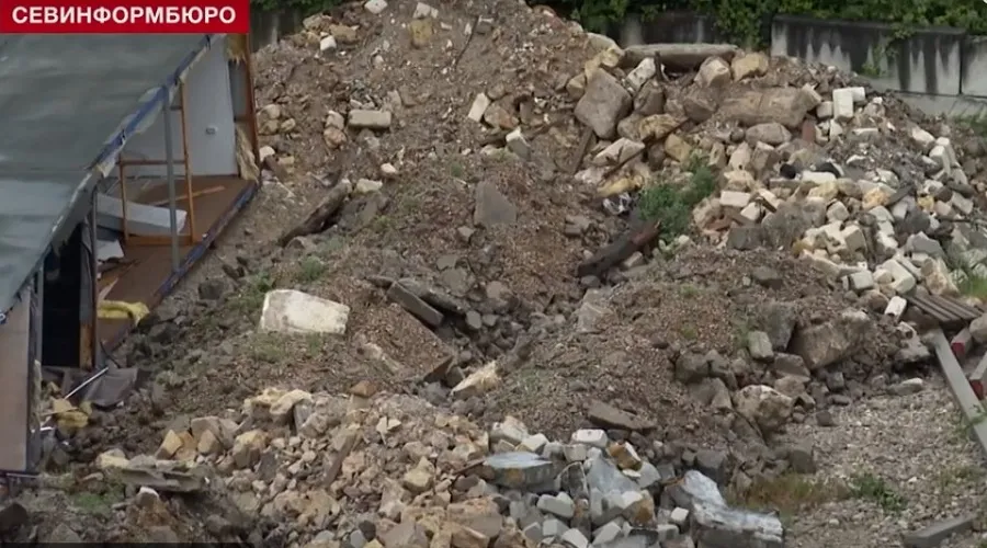В Севастополе у самого устья реки Черной растёт гора строительного мусора 
