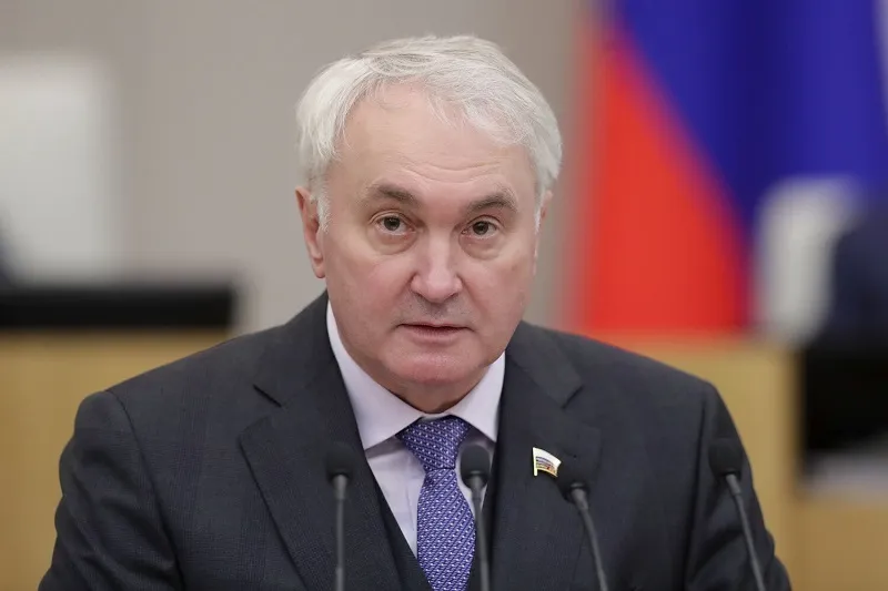 Картаполов призвал направить на передовую комиссаров-политруков